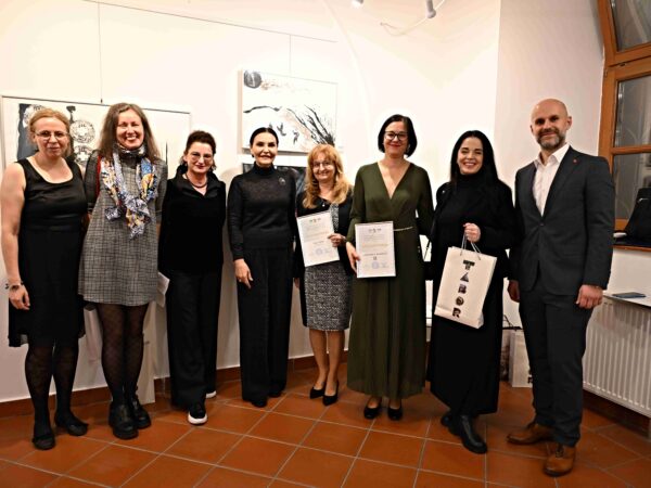 zleva: Žaneta Salusová, Petra Jovanovská, Katerina Tanevska, Vilma Petkovska, Lenka Horejsková, Radka Šimková, Miroslava Mikica Trujkanoviť a Ďorďi Pop Angelov  